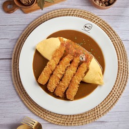 ข้าวห่อไข่หน้ากุ้งทอดราดซอสแกงกะหรี่