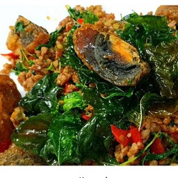 กระเพราหมูสับไข่เยียวม้า