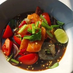 ยำแซลมอนกุ้งสด