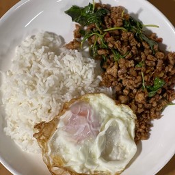 กระเพราเนื้อสับไข่ดาว ราดข้าว