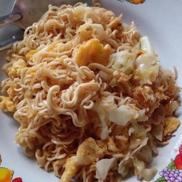 มาม่าผัดไข่ใส่หมูสับกะหล่ำปลี