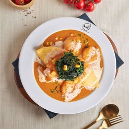 ข้าวห่อไข่หน้ากุ้ง ผักโขม และข้าวโพดราดซอสครีมมะเขือเทศ