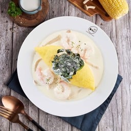 ข้าวห่อไข่หน้ากุ้ง ผักโขม และเห็ด ราดครีมซอส