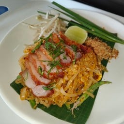 ผัดไทยหมูสามชั้นทอด