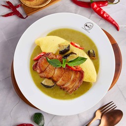 ข้าวห่อไข่หน้าไก่ย่างราดซอสแกงเขียวหวาน