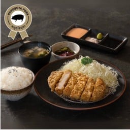 ชุดคุโรบุตะทงคัตสึ พร้อมน้ำจิ้มสามอย่าง ซุปมิโสะ สลัด และเครื่องเคียง( ปกติ 304.-)