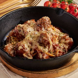 สปาเก็ตตี้มีทบอลราดซอสมะเขือเทศอบชีส