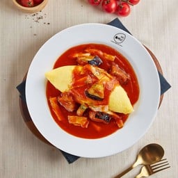 ข้าวห่อไข่หน้าเห็ด เบคอน และมะเขือม่วงราดซอสมะเขือเทศ