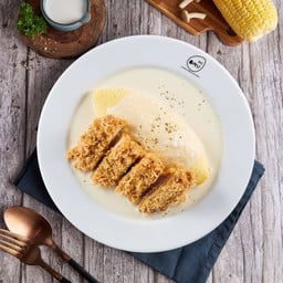 ข้าวห่อไข่หน้าไก่ทอดราดครีมซอส