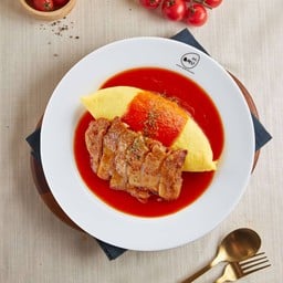 ข้าวห่อไข่หน้าไก่ย่างราดซอสมะเขือเทศ