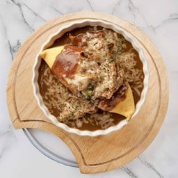 ข้าวห่อไข่หน้าหมูชาบูราดซอสแกงกะหรี่อบชีส