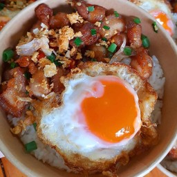 ข้าวหมูสามชั้นคั่วพริกเกลือ