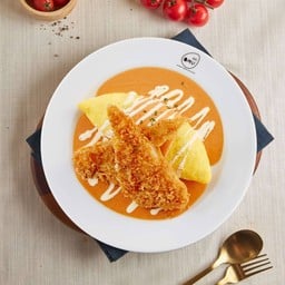 ข้าวห่อไข่หน้าปลาทอดราดซอสครีมมะเขือเทศ