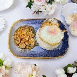 ข้าวหมูกระเทียมไข่ดาว
