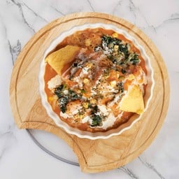 ข้าวห่อไข่หน้ากุ้ง ผักโขม และข้าวโพดราดซอสครีมมะเขือเทศอบชีส