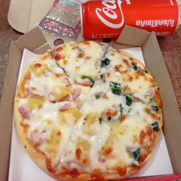 [อร่อยซ่ากับโค้ก] ถาด 7นิ้ว 2หน้า ผักโขมชีส (มัง), เบคอนชีส+ โค้ก ออริจินัล (กระป๋อง)