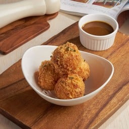 โคโรเกะมันฝรั่งกับซอสแกงกะหรี่