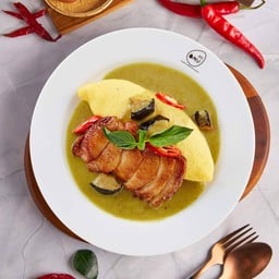 ข้าวห่อไข่หน้าไก่ย่างราดซอสแกงเขียวหวาน