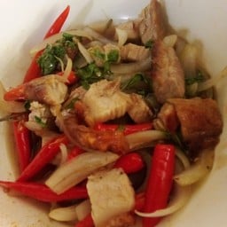 กะเพราหมูกรอบราดข้าว