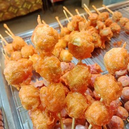 ลูกชิ้นหมูชุบแป้ง 3 ไม้ 20 บาท