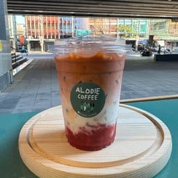 Strawberry Thai Tea ( 16 ออนซ์ )