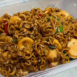 กะเพรา มาม่า หมูสับ + ใส้กรอก