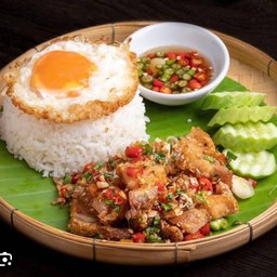 ข้าว หมูกรอบคั่วพริกเกลือ ( หมูกรอบ 50 g.)