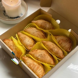 กระหรี่ปั๊บไส้ไก่ เด็ด!! กล่อง 8 ชิ้น