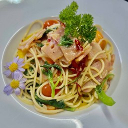 Spaghetti Aglio e olio with bacon