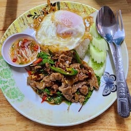 กะเพราเนื้อสด