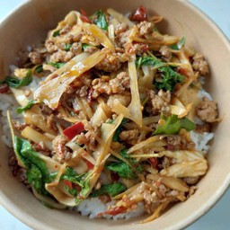 [อร่อยซ่ากับโค้ก] ข้าวกระเพราหน่อไม้ดอง +  โค้ก ออริจินัล (กระป๋อง)