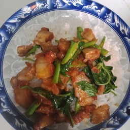 คะน้าหมูกรอบ