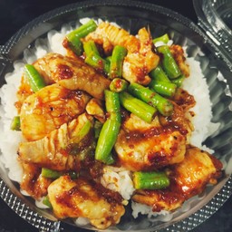 พริกแกงไก่ราดข้าว