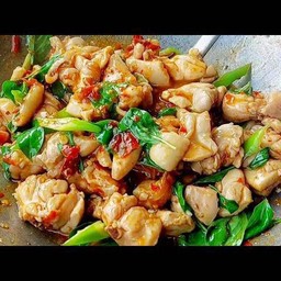 ไก่ผัดพริกแห้งใส่ใบโหระพาราดข้าว