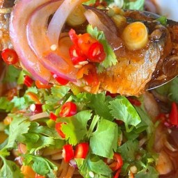 ยำปลากระป๋องสมุนไพร