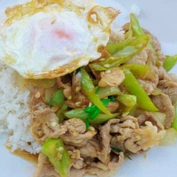ข้าวผัดพริกสดหมู