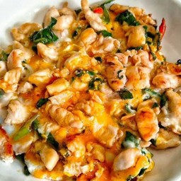 ข้าวหน้าไข่ขยี้กระเพราไก่