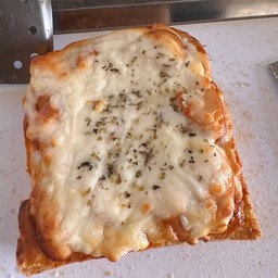 ปังพิซซ่าไส้กรอกชีส