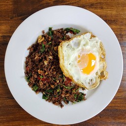 กะเพราคั่วแห้งเนื้อสับราดข้าว