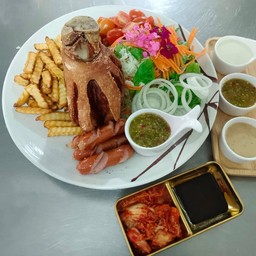 ขาหมูเยอรมัน +ไส้กรอก+ฟรานฟราย+มันโถ