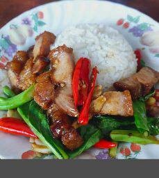 ข้าวสวยร้อนๆ ผัดคะน้าหมูกรอบ