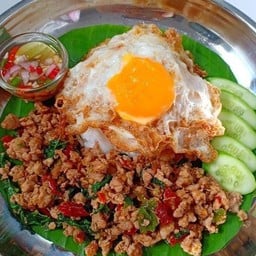 กระเพราเนื้อ ราดข้าว