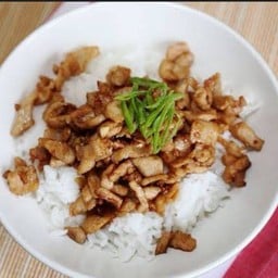 หมูกระเทียมพริกไทยราดข้าว
