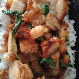 กระเพราหมูกรอบ