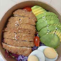 สลัดผักอกไก่ทอด+ไข่+อะโวคาโด