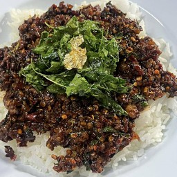ข้าวหน้าหมูสับหวานคั่วพริกป่นโรยกระเพรากรอบ