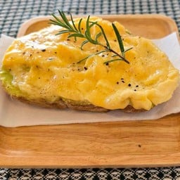 ขนมปังซาวโดร์ อะโวคาโด ครีมชีส ไข่ข้น