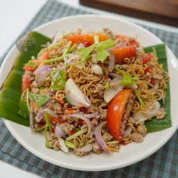 ยำมาม่าหมูสับ