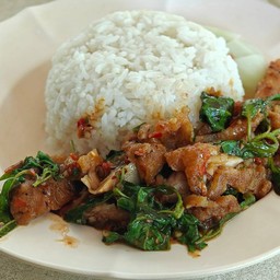ผัดกระเพราหมูกรอบราดข้าว