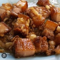 หมูกรอบ กระเทียมพริกไทย ( หมูกรอบ 100 g.)